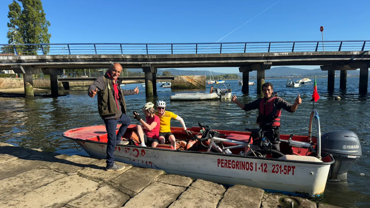 Miguel on the quay, left, and Rui aboard PEREGRINOS I with two cyclists and their bikes.